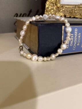 Dainty Different Shape Natural Pearl Elastic Bracelet with Small Silver Beads